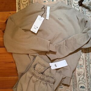 ALO woman's Accolade Crewneck Sweatshirt